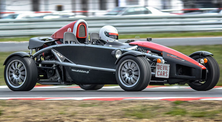 Bolid Ariel Atom podczas jazdy, Źródło: Devil Cars