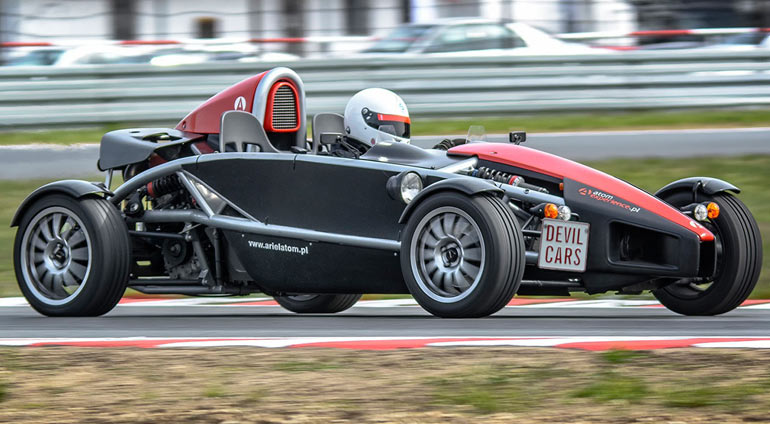Bolid Ariel Atom podczas jazdy, Źródło: Devil Cars