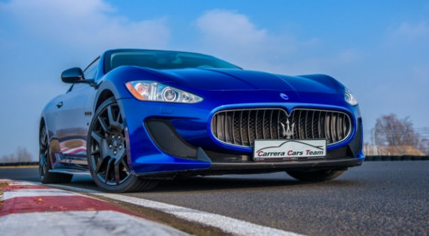 Przód Niebieskiego Maseratti Granturismo