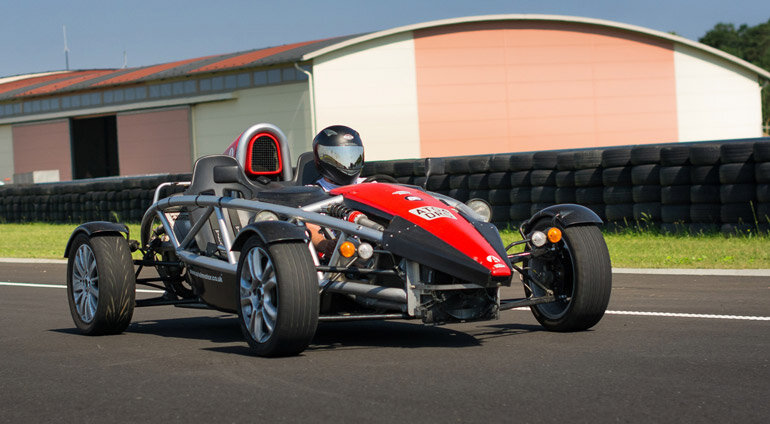 Mężczyzna siedzi w czerwonym Ariel Atom, Źródło: Devil Cars