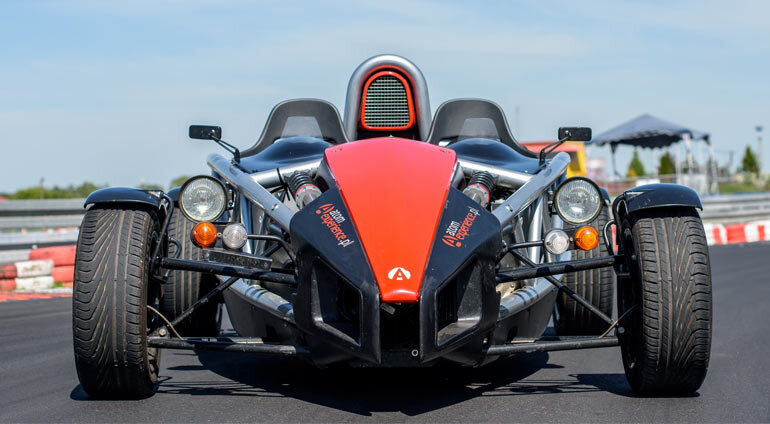 Widok frontem bolid Ariel Atom, Źródło: Devil Cars