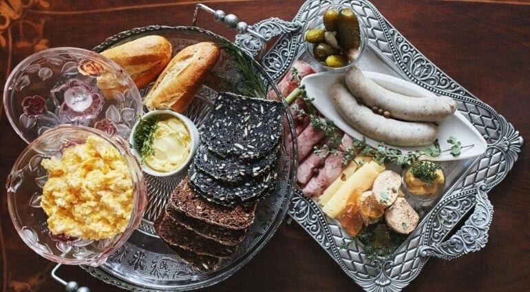 Śniadanie Podane Na Dekoracyjnych Tacach