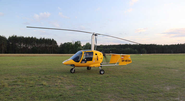 Wiatrakowiec w locie nad Wartą