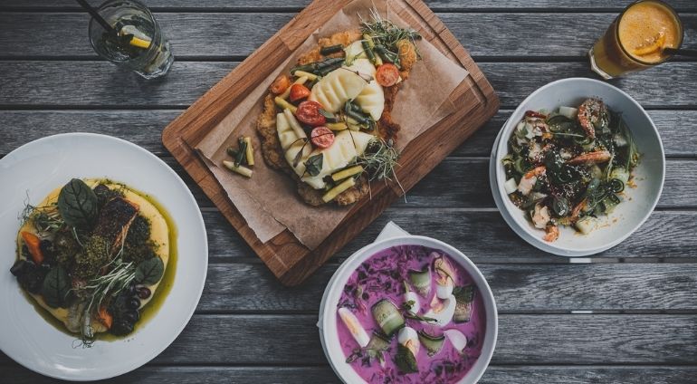 Apetyczna Przystawka Zupa I Danie Główne W Bistro Serwus