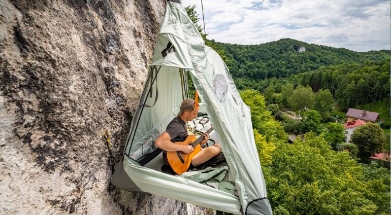 Mężczyzna Gra Na Gitarze W Namiocie Na Wysokości