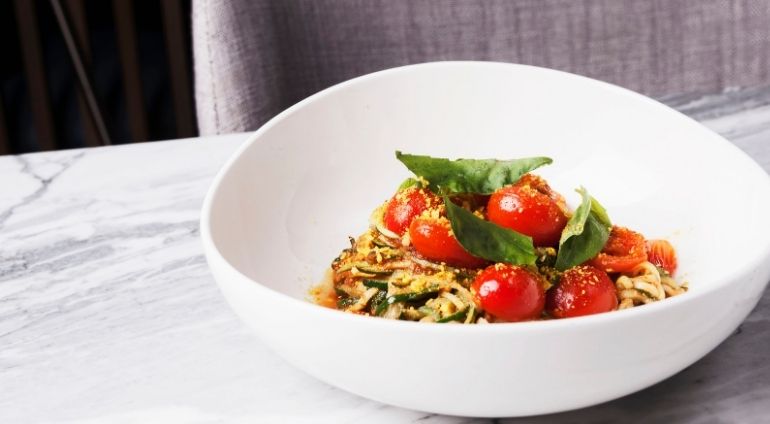 Talerz Makaronu Z Cukinią I Pomidorami W Bistro Serwus
