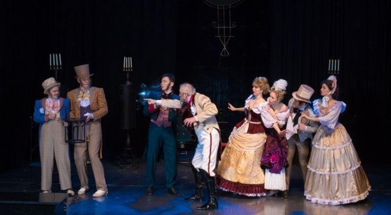Aktorzy W Stylizacjach Podczas Sztuki Teatralnej