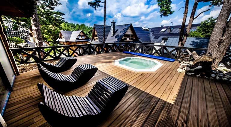 Jacuzzi na tarasie w Bacówce RADAWA & SPA
