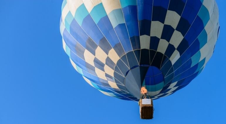 Niebieski Balon Wzbija Się Do Góry