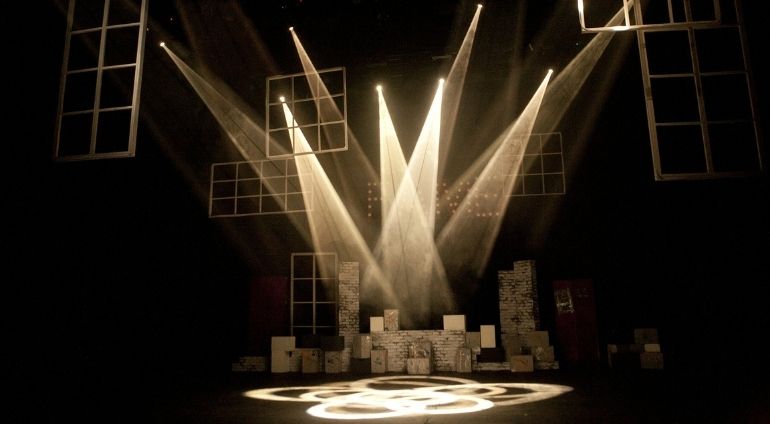 Scenografia W Półmroku Na Scenie Teatralnej