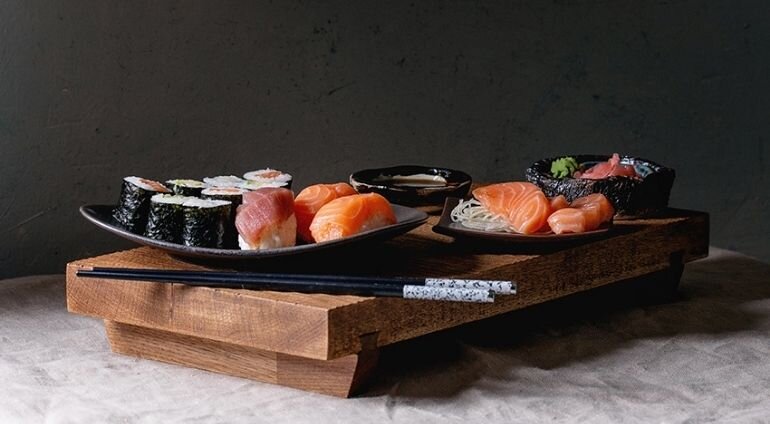 Husomaki i nigiri podane na desce