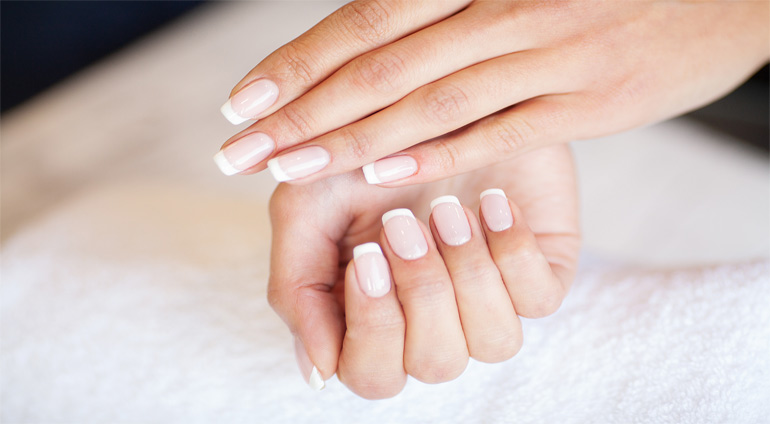 jasny manicure francuski na dłoniach