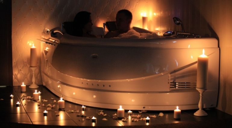 Para Jaccuzzi Przy Świecach