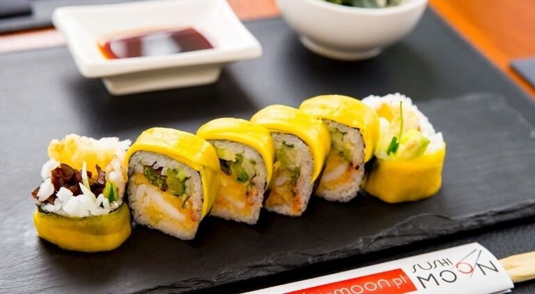 Rolka sushi padana na desce