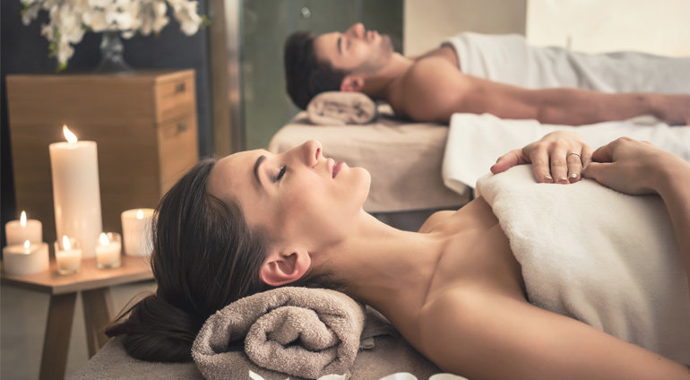 Młoda Para Błogo Relaksuje się w Spa podczas Masażu