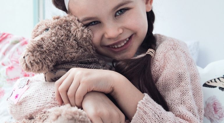 Uśmiechnięta dziewczynka na sesji w parku