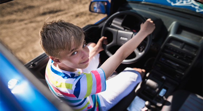chłopiec prowadzi monster trucka