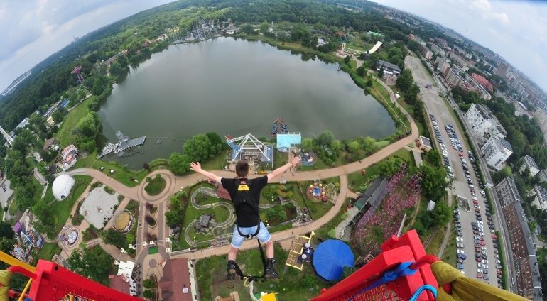 Chłopak skacze na bungee w tle Legendia