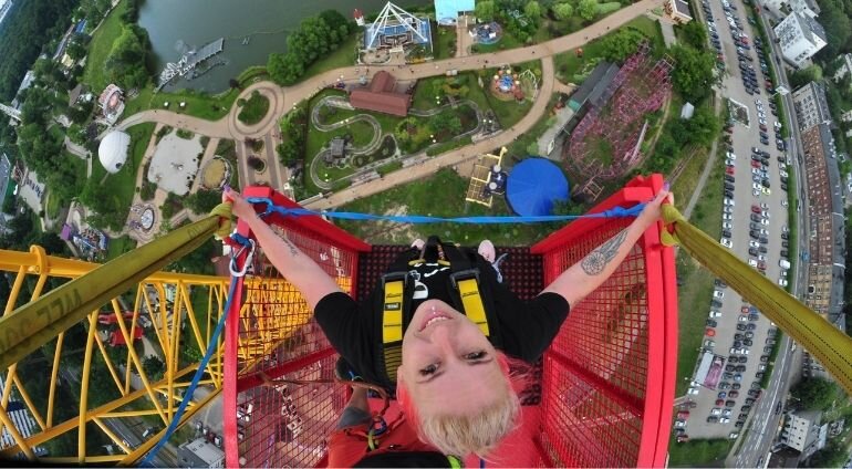 Dziewczyna przygotowuje się do skoku na bungee