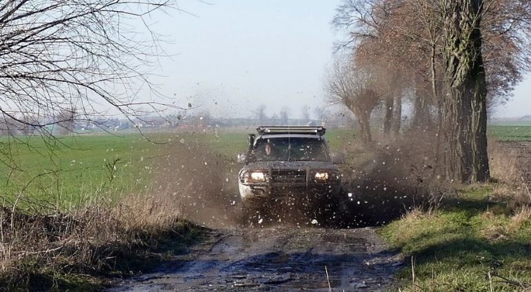 Samochód Terenowy Pokonuje Kałużę