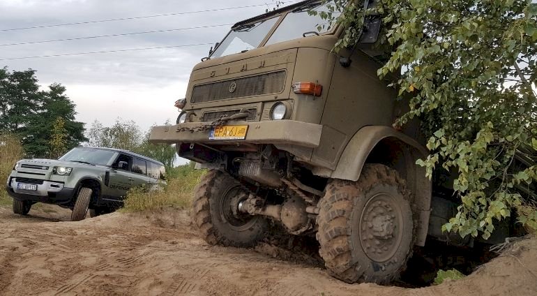Off road cieżarówką wojskową