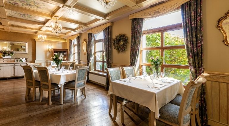 Stoliki w restauracji Lipcowy Ogród