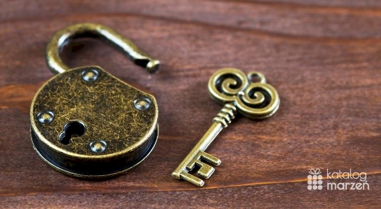 Escape Room Klucz Kłóska Leżą na Drewnianym Stole