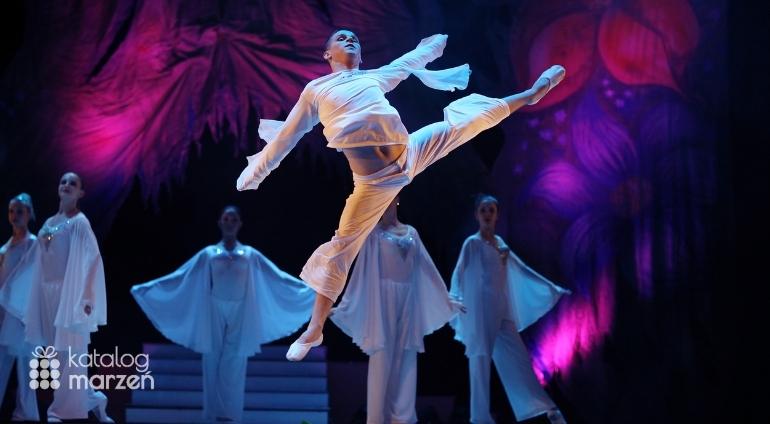 wieczór w teatrze balet taniec występ