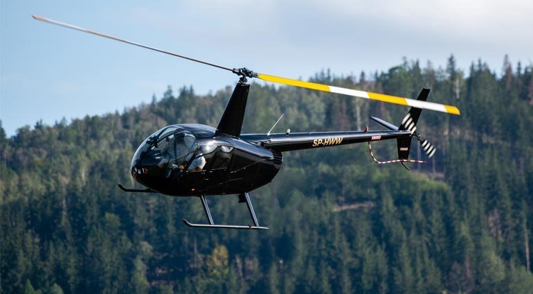 Helikopter Lecący Nad Drzewami
