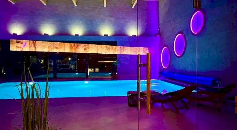 Basen w strefie relaksu w SPA