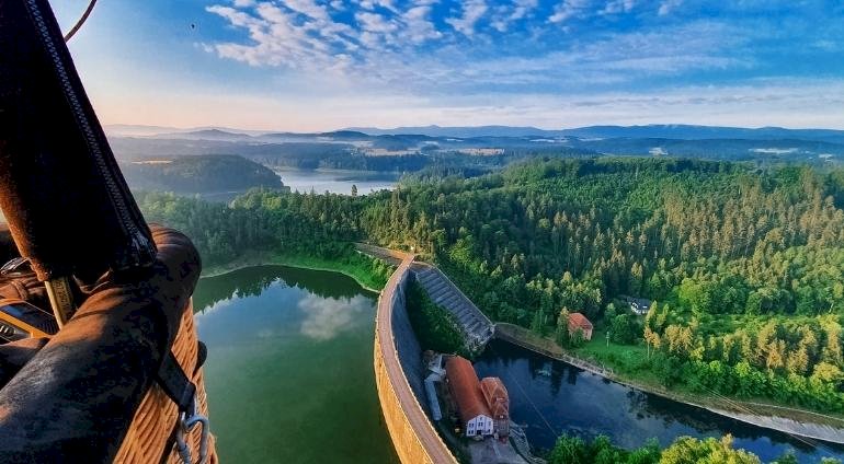 Widok na jezioro i las podczas lotu balonem