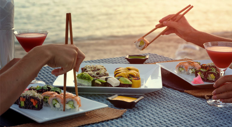 Para Podczas Romantycznej Kolacji Sushi.