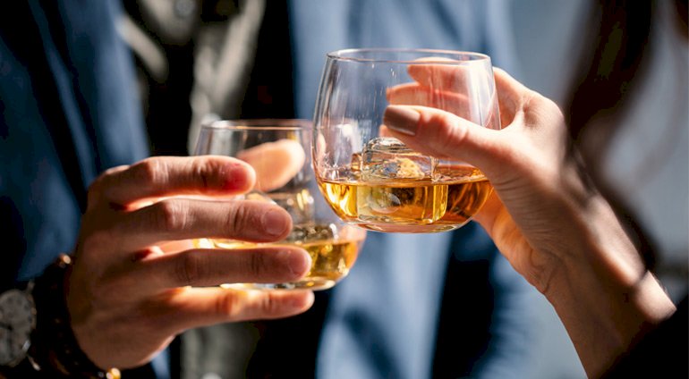Dwoje Ludzi Degustuje Whisky z Lodem