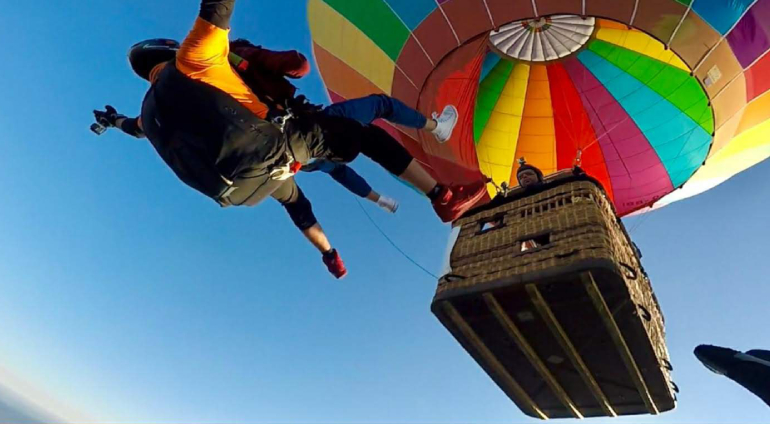 Skok ze spadochronem z balonu
