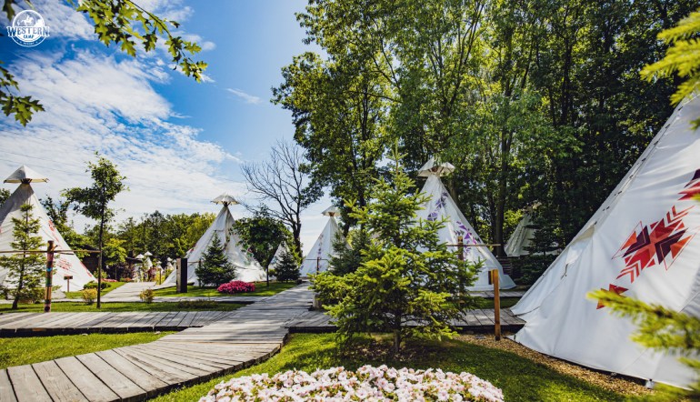 Polanka Z Namiotami Tipi