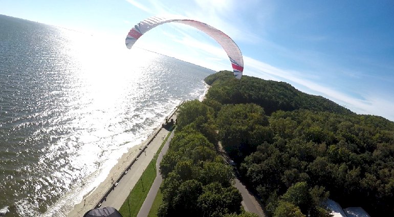Lot paralotnią nad Morzem Bałtyckim