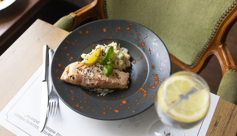 Podane danie w restauracji Pół Na Pół