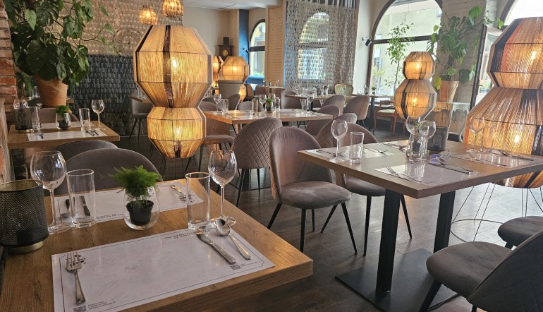 Wnętrza Restauracji Pół Na Pół