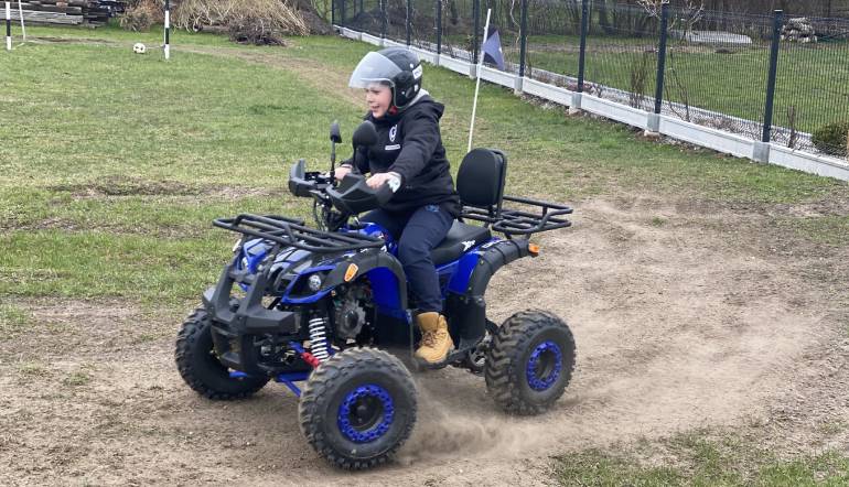Chłopiec podczas jazdy quadem