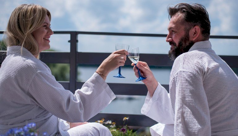 Para Relaksuje Się W SPA