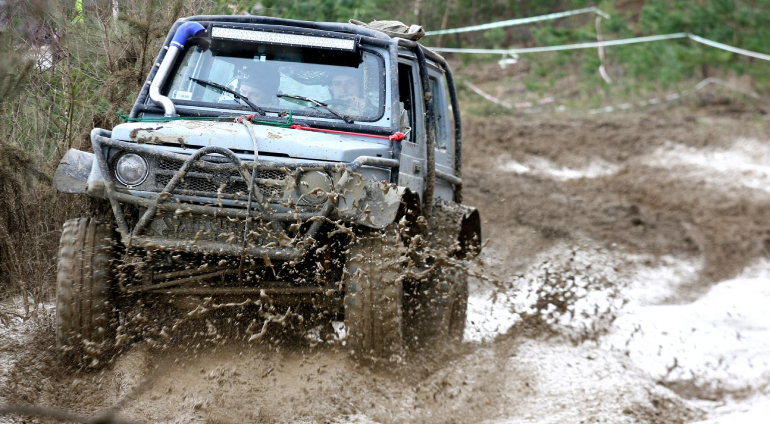 Samochód 4x4 w błocie