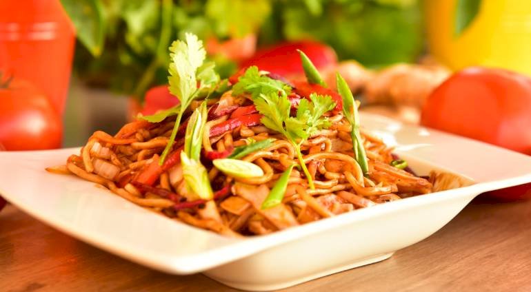 Potrawa kuchni chow mein