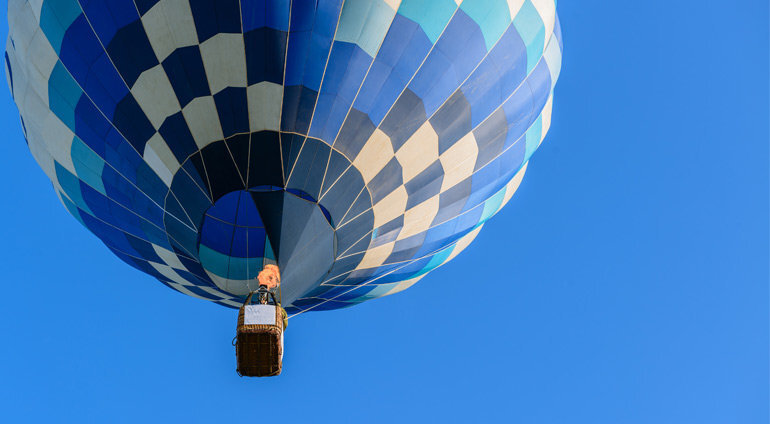 Balon na tle błękitnego nieba