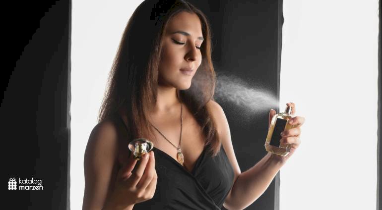 Kobieta korzysta z perfum