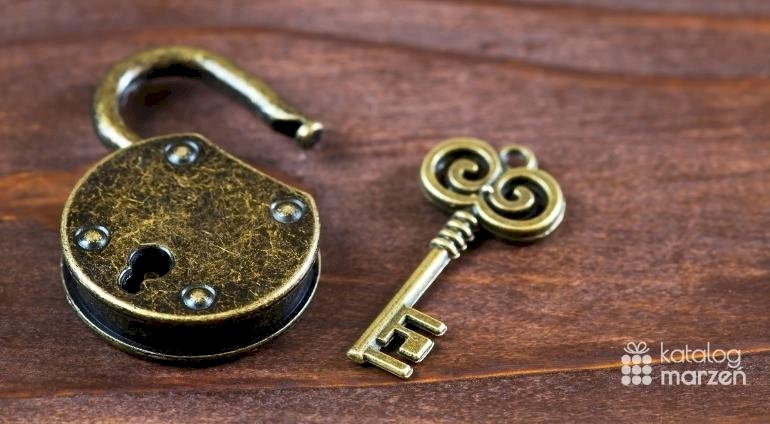 Escape Room Klucz Kłóska Leżą na Drewnianym Stole