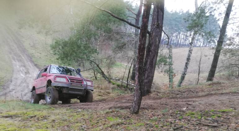Samochód Terenowy 4x4 na Wzniesieniu
