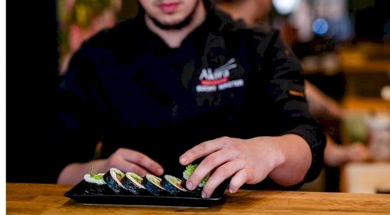 Sushi master przygotowuje sushi