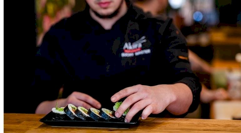 Sushi master przygotowuje sushi