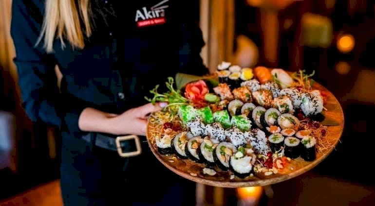 Zestaw sushi podany w restauracji