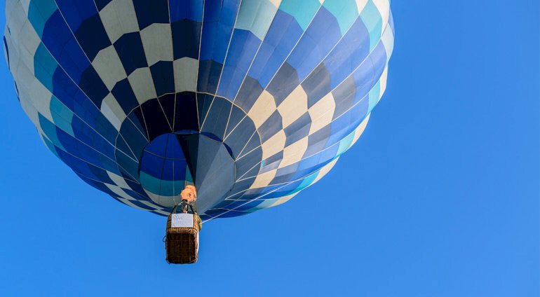 Balon na tle błękitnego nieba